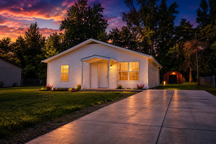 Fotografía de propiedad al atardecer con luces encendidas